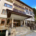 Cedar Next To Lift One Bedroom