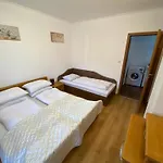 Cedar Next To Lift One Bedroom *