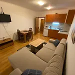 Cedar Next To Lift One Bedroom Appartement